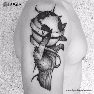 tatuaje-hombro-mundo-logia-barcelona-uri-torras  